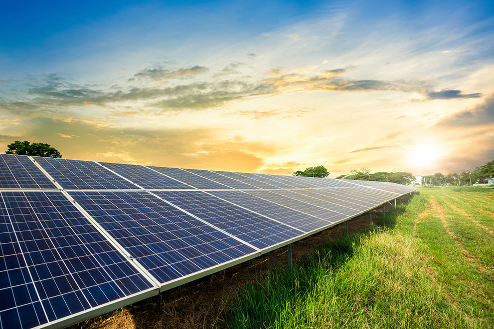 Solarmodul vor einem dramatischen Sonnenuntergang. Konzept für saubere, alternative Stromerzeugung.