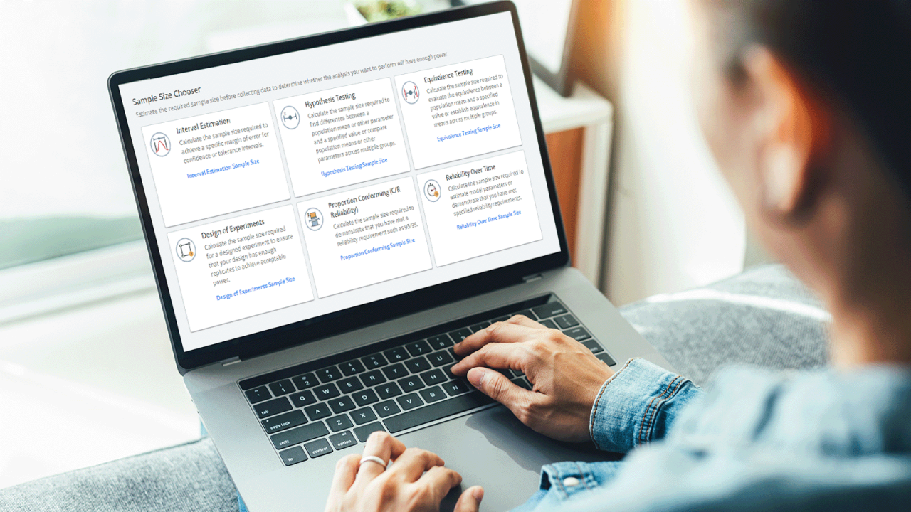  Businessman viewing Minitab's Sample Size Chooser dashboard to efficiently analyze data on his laptop.