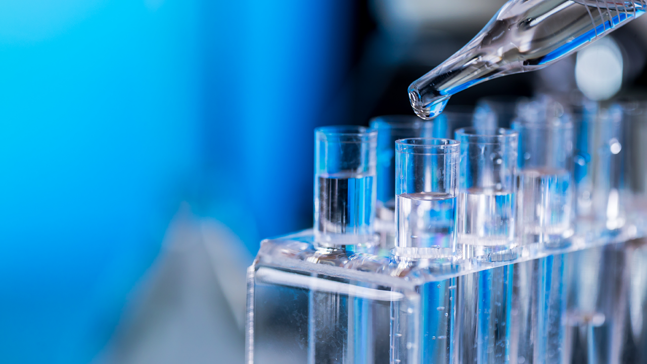 Pruebas del tratamiento de un líquido transparente utilizando tubos de ensayo y pipeta para realizar la validación de procesos de la FDA.