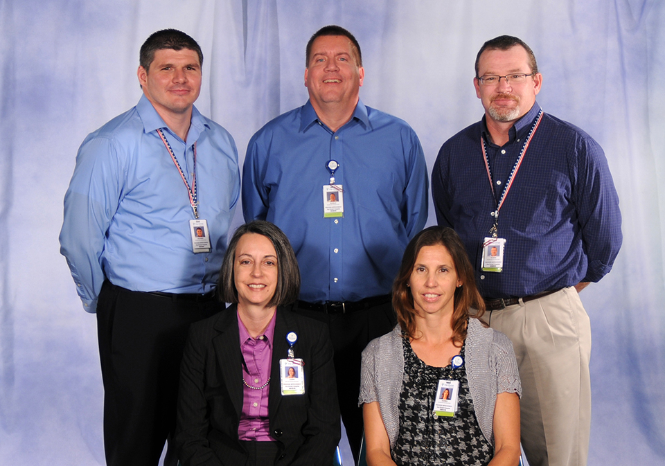 Via Christi Health의 블랙 벨트 팀(사진: (뒷줄) Zach Lewis, Ron Herter, Rob Dreiling, (앞줄) Laura Thompson, Audrey Henning).