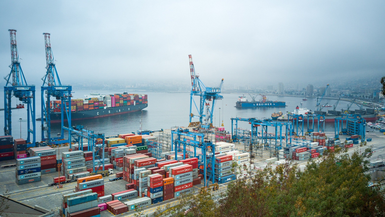 그린 전기 에너지 터빈이 있는 풍경, 전력 생산용 풍차, 베트남 닌투언 판랑의 논에서 전기를 생산하는 풍력 터빈. 클린 에너지 컨셉.